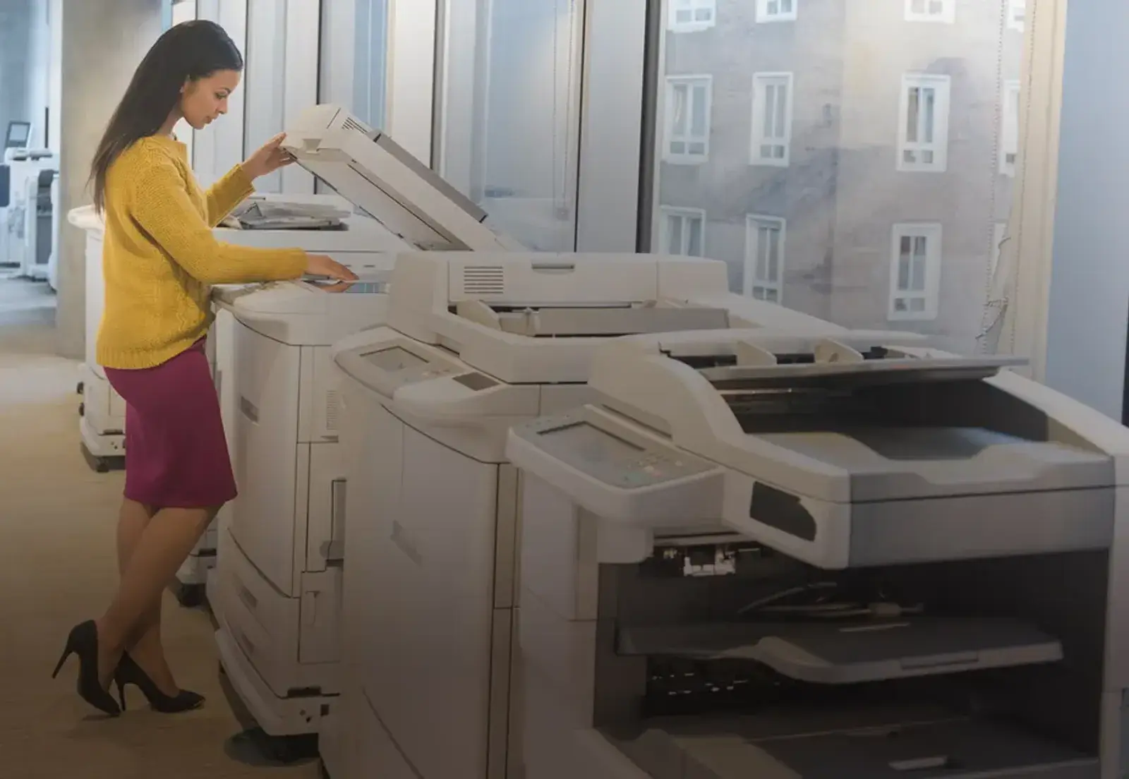 Staff member working at a multifunction device